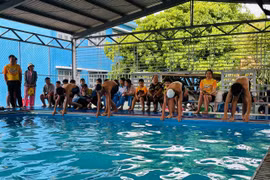 Các em học sinh tham gia thực hành kỹ thuật bơi an toàn dưới nước. Ảnh: Vũ Chi