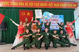 Tiết mục dân vũ của Hội Liên hiệp phụ nữ thị trấn Phú Thiện. Ảnh: Phạm Liễu