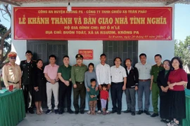 Công an huyện Krông Pa tổ chức bàn giao nhà tình nghĩa cho gia đình chị Rơ Ô Lé (thứ 7 từ trái sang, hộ nghèo khó khăn về nhà ở tại buôn Toát, xã Ia Rsươm). Ảnh: Nguyễn Chi