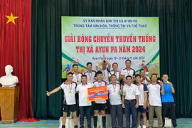 Ban tổ chức trao cúp vô địch cho đội bóng Ban Chỉ huy Quân sự thị xã. Ảnh: Vũ Chi