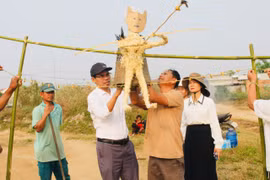 Thần Yă Pum được người dân hình tượng hóa rõ nét qua mô hình người nộm, đeo mặt nạ, lồng gà, mũi tên cắm trước ngực. Ảnh: Vũ Chi