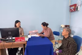 Chở mẹ chồng đi làm thủ tục hưởng chế độ trợ cấp, chị Nguyễn Thị Loan (ở giữa, thôn Quý Tân) rất hài lòng với thái độ phục vụ của cán bộ, công chức tại Trung tâm Phục vụ hành chính công xã Ia Pa. Ảnh: Vũ Chi