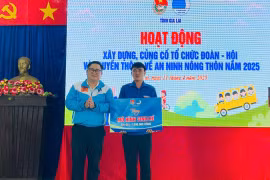 Anh Nguyễn Chí Hiếu (bìa trái, Phó Bí thư Tỉnh Đoàn, Chủ tịch Hội đồng Đội tỉnh) tặng mô hình sinh kế cho đoàn viên Đinh In (thôn Plei Pông). Ảnh: Vũ Chi