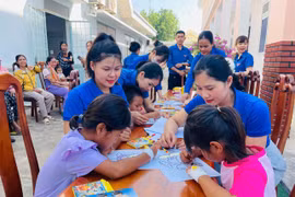 Các bệnh nhân nhí hào hứng tham gia vẽ tranh, tô màu. Ảnh: Vũ Chi