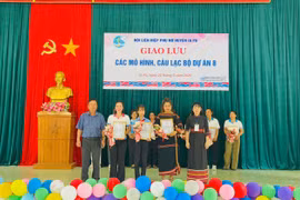 Ban tổ chức trao giải nhất, nhì cho các đội tham gia hội thi giao lưu các mô hình, câu lạc bộ Dự án 8. Ảnh: Vũ Chi