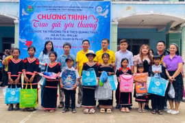 Đoàn thiện nguyện Thiện Chí (TP. Hồ Chí Minh) phối hợp với Ban Giám hiệu Trường Tiểu học và THCS Quang Trung tặng quà cho các em học sinh. Ảnh: Vũ Chi