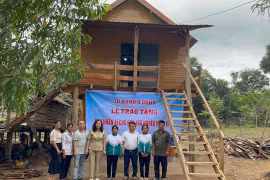Thầy Vũ Văn Tùng (thứ 3 từ phải sang, người đại diện Tủ bánh mì 0 đồng) phối hợp với Trường THCS Phạm Hồng Thái và UBND xã Chư Băh trao tặng nhà nhân ái cho em Nay H'Ngan (thứ 2 từ phải sang). Ảnh: Vũ Chi