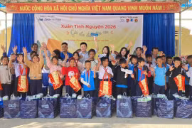 Ban tổ chức tặng quà cho các em học sinh Trường Tiểu học Kim Đồng. Ảnh: Thanh Tâm