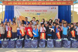 Ban tổ chức tặng quà cho các em học sinh Trường Tiểu học Kim Đồng. Ảnh: Thanh Tâm