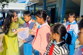 Cô Mã Thị Mai (Hiệu trưởng nhà trường) tặng quà cho các em học sinh có hoàn cảnh khó khăn tại chương trình. Ảnh: Vũ Chi