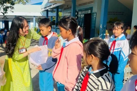 Cô Mã Thị Mai (Hiệu trưởng nhà trường) tặng quà cho các em học sinh có hoàn cảnh khó khăn tại chương trình. Ảnh: Vũ Chi
