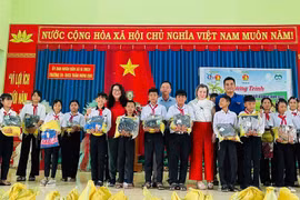 Ban tổ chức tặng quà cho các em học sinh Trường Tiểu học và THCS Trần Hưng Đạo. Ảnh: ĐVCC