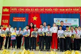 Ban tổ chức tặng quà cho các em học sinh Trường Tiểu học và THCS Trần Hưng Đạo. Ảnh: ĐVCC
