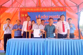 Đại diện lãnh đạo Trung tâm Y tế Ayun Pa, Agribank Chi nhánh Ia Pa Gia Lai ký kết giao ước kết nghĩa với thôn 4, xã Pờ Tó. Ảnh: ĐVCC