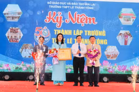 Giám đốc Sở Giáo dục và Đào tạo Phạm Văn Nam (thứ 2 từ phải sang) trao bằng công nhận đạt chuẩn quốc gia mức độ 1, giai đoạn 2025-2029 cho tập thể cán bộ, giáo viên, học sinh Trường THPT Lê Thánh Tông. Ảnh: Vũ Chi