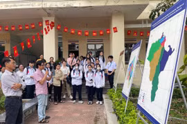 Tiến sĩ Lưu Hồng Sơn (Bảo tàng Pleiku) giới thiệu về di sản Hán-Nôm trên địa bàn tỉnh Gia Lai tới đại biểu và các em học sinh. Ảnh: Vũ Chi 