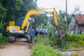 Chính quyền địa phương phối hợp cùng hệ thống chính trị thôn Bình Trang ra quân giải phóng mặt bằng để mở rộng đường giao thông nông thôn. Ảnh: Vũ Chi