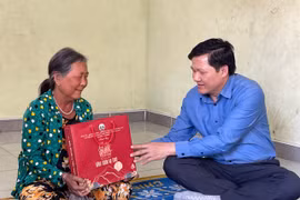 Phó Chủ tịch Thường trực HĐND tỉnh Trương Văn Đạt đến thăm, tặng quà gia đình bà Ksor H’Ok (tù đày, buôn Chư Plah Jai, xã Ia Hiao). Ảnh: Vũ Chi