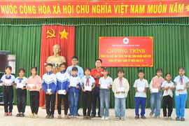 Hội Chữ thập đỏ huyện Phú Thiện phối hợp với Phòng Giáo dục và Đào tạo huyện tặng học bổng cho các em học sinh nghèo hiếu học. Ảnh: Bảo Anh