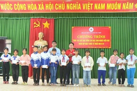 Hội Chữ thập đỏ huyện Phú Thiện phối hợp với Phòng Giáo dục và Đào tạo huyện tặng học bổng cho các em học sinh nghèo hiếu học. Ảnh: Bảo Anh