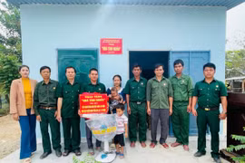 Lễ bàn giao nhà tình nghĩa cho CCB Nay Kiệt (thứ 4 từ trái sang). Ảnh: Kpă Hoang