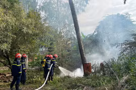 Đội chữa cháy và cứu nạn cứu hộ khu vực Ayun Pa kịp thời ngăn chặn đám cháy lan từ việc đốt rác trong khu dân cư. Ảnh: Vũ Chi