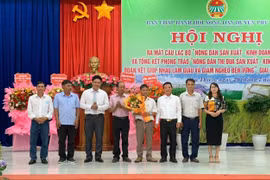 Là tỷ phú với thu nhập hàng tỷ đồng mỗi năm, ông Đào Duy Phước (thứ 2 từ trái sang) được bầu vào Ban Chủ nhiệm Câu lạc bộ sản xuất, kinh doanh giỏi huyện Phú Thiện. Ảnh: Vũ Chi