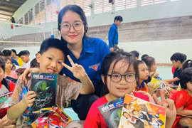 Bí thư Đoàn phường Ayun Pa Nguyễn Thị Như tặng quà cho các em thiếu nhi tham gia sinh hoạt hè. Ảnh: Vũ Chi