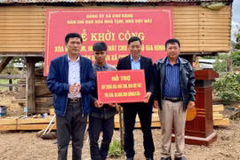 Bí thư Huyện ủy Nguyễn Minh Trưởng (thứ 2 từ phải sang) trao kinh phí hỗ trợ xây dựng nhà ở thuộc chương trình xóa nhà tạm, nhà dột cho hộ nghèo xã Chư Răng. Ảnh: Mai Linh