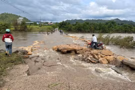Ngầm tràn qua thôn Mơ Nang 2 bị sạt lở, xói mòn do mưa lũ. Ảnh: Vũ Chi