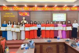 Ban tổ chức tặng giấy khen cho 15 giáo viên có thành tích xuất sắc trong hội thi. Ảnh: ĐVCC