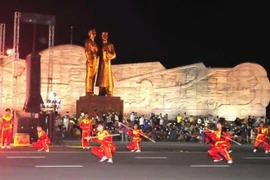 Quảng trường Nguyễn Tất Thành là nơi diễn ra nhiều hoạt động của Lễ hội tinh hoa đại ngàn-biển xanh hội tụ năm 2025. Ảnh: NGỌC NHUẬN