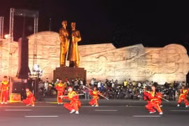 Quảng trường Nguyễn Tất Thành là nơi diễn ra nhiều hoạt động của Lễ hội tinh hoa đại ngàn-biển xanh hội tụ năm 2025. Ảnh: NGỌC NHUẬN