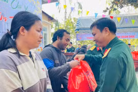 Lãnh đạo Ban Chỉ huy Quân sự thị xã trao quà cho các hộ nghèo tại xã Ia Rtô tại chương trình Phiên chợ xuân-Thắm tình quân dân. Ảnh: Vũ Chi