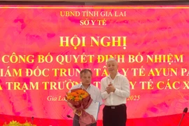 Giám đốc Sở Y tế Lê Quang Hùng trao quyết định điều động và bổ nhiệm ông Phạm Chí Quang giữ chức vụ Giám đốc Trung tâm Y tế Ayun Pa. Ảnh: Vũ Chi