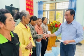 Ông Phan Thanh Thiên (Chủ tịch Hội Doanh nhân trẻ tỉnh Gia Lai) trao quà cho các hộ dân bị ảnh hưởng bởi mưa lũ tại xã Ia Sao. Ảnh: Vũ Chi