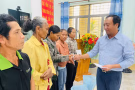 Ông Phan Thanh Thiên (Chủ tịch Hội Doanh nhân trẻ tỉnh Gia Lai) trao quà cho các hộ dân bị ảnh hưởng bởi mưa lũ tại xã Ia Sao. Ảnh: Vũ Chi