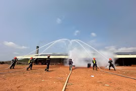 Lực lượng chuyên nghiệp triển khai chữa cháy. Ảnh: ĐVCC