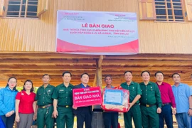 Hội Cựu chiến binh tỉnh Gia Lai phối hợp với các đơn vị tài trợ và UBND xã Ia Rsai bàn giao nhà “Nghĩa tình đồng đội” cho hội viên Rô Lút (thứ 5 từ phải sang). Ảnh: Vũ Chi