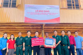 Hội Cựu chiến binh tỉnh Gia Lai phối hợp với các đơn vị tài trợ và UBND xã Ia Rsai bàn giao nhà “Nghĩa tình đồng đội” cho hội viên Rô Lút (thứ 5 từ phải sang). Ảnh: Vũ Chi