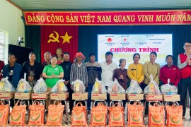Hội Chữ thập đỏ tỉnh phối hợp với các đơn vị tài trợ, UBND xã Ia Rsai tặng quà cho hộ nghèo trong xã. Ảnh: Vũ Chi