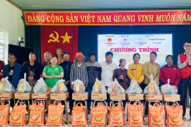 Hội Chữ thập đỏ tỉnh phối hợp với các đơn vị tài trợ, UBND xã Ia Rsai tặng quà cho hộ nghèo trong xã. Ảnh: Vũ Chi