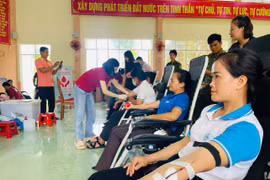 Đông đảo cán bộ, công chức, người dân 3 xã Ia Pa, Pờ Tó, Ia Tul tham gia hiến máu. Ảnh: Vũ Chi