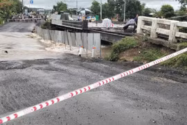 Quốc lộ 25 đoạn qua cầu Plei Lôk (xã Ayun Hạ) bị chia cắt do mưa lũ. Ảnh: L.T