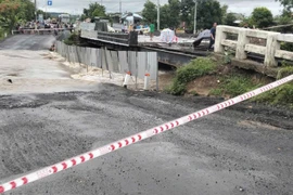 Quốc lộ 25 đoạn qua cầu Plei Lôk (xã Ayun Hạ) bị chia cắt do mưa lũ. Ảnh: L.T