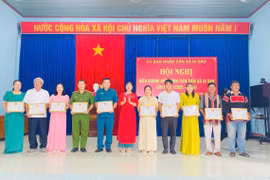 Chủ tịch UBND xã Ia Sao Ksor H'Khuyên (đứng giữa) tặng giấy khen cho các tập thể có thành tích xuất sắc trong phong trào thi đua yêu nước giai đoạn 2020-2025. Ảnh: V.C