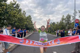 Các vận động viên tham gia giải chạy "Bước chân 50 năm-Hành trình kết nối" phấn khởi về đích. Ảnh: Vũ Chi