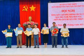 Ông Trần Trung Hiếu (đứng giữa, Bí thư Huyện ủy, Trưởng ban Chỉ đạo xóa nhà tạm, nhà dột nát huyện) tặng giấy khen cho các tập thể có thành tích xuất sắc trong thực hiện phong trào xóa nhà tạm, nhà dột nát trên địa bàn huyện. Ảnh: Vũ Chi