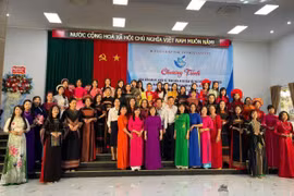 Tiết mục trình diễn áo dài của cán bộ, hội viên phụ nữ thị xã thu hút sự theo dõi, cổ vũ của đông đảo khán giả. Ảnh: Vũ Chi