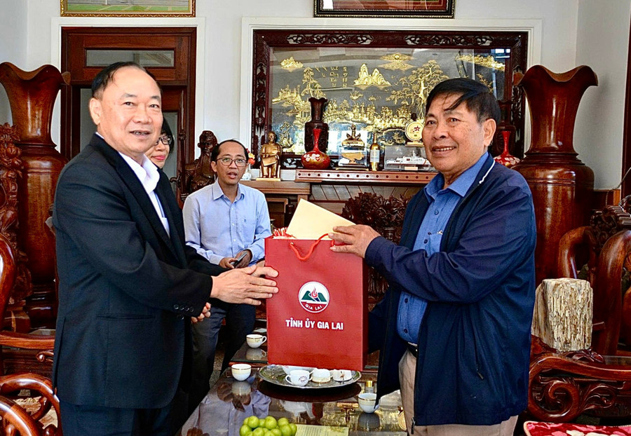 Provinspartisekretær Thai Dai Ngoc (venstre forside) besøkte og overrakte gaver til kamerat Ha Son Nhin – tidligere medlem av partiets sentralkomité, tidligere sekretær for den tidligere Gia Lai provinsielle partikomiteen. Foto: Minh Phuong bi-thu-tinh-uy-thai-dai-ngoc-tham-tang-qua-dong-chi-ha-son-nhin-nguyen-bi-thu-tinh-uy-gia-lai-cu.jpg